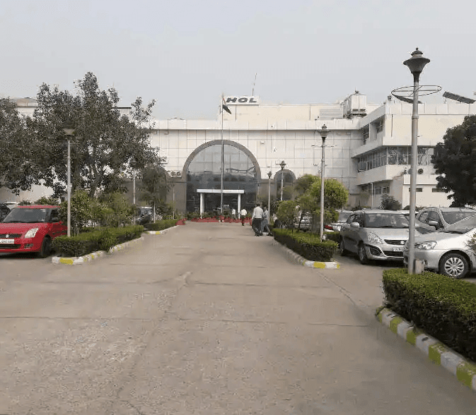 HCL Delhi office- SWOT Analysis of HCL Infosystems - IIDE