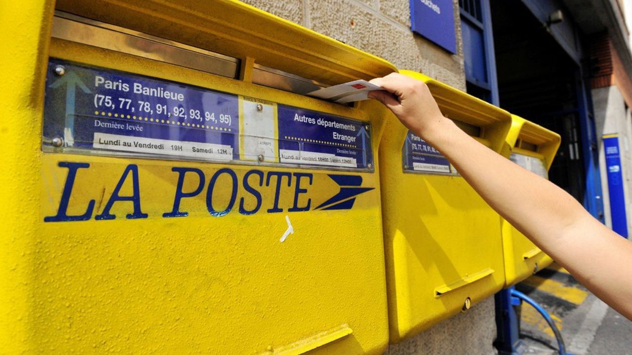 Boites aux lettres de couleur jaune, usager, depot d'une lettre