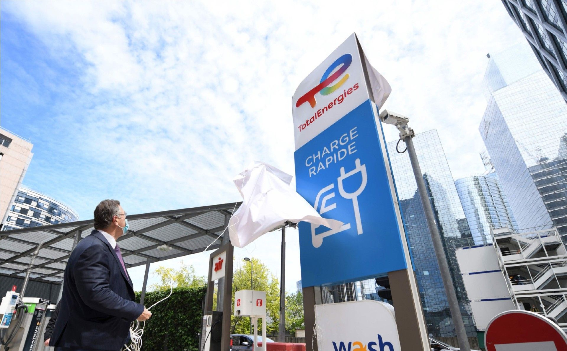 SWOT Analysis of TotalEnergies - Charge Rapid with TotalEnergies’s EV