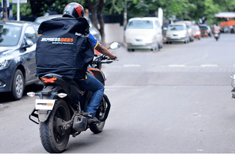 SWOT Analysis of Xpressbees - Image of Xpressbees Delivery Boy